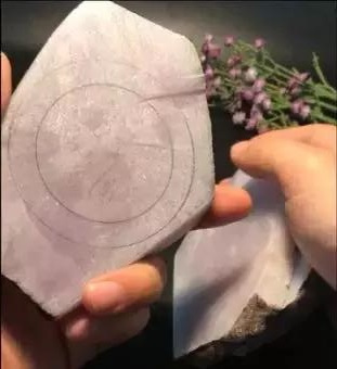 翡翠：小伙入手会卡翡翠原石，切出春色翡翠，成品让人不敢相信！