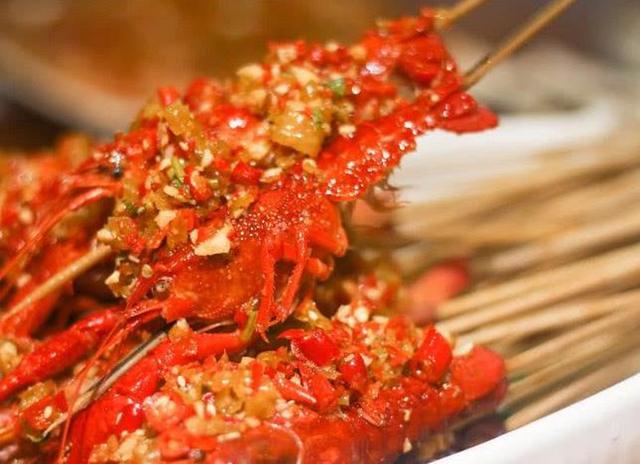 「龙虾」泰国人到中国吃龙虾，吃完两盆丢下50块钱就走，老板：你干嘛？