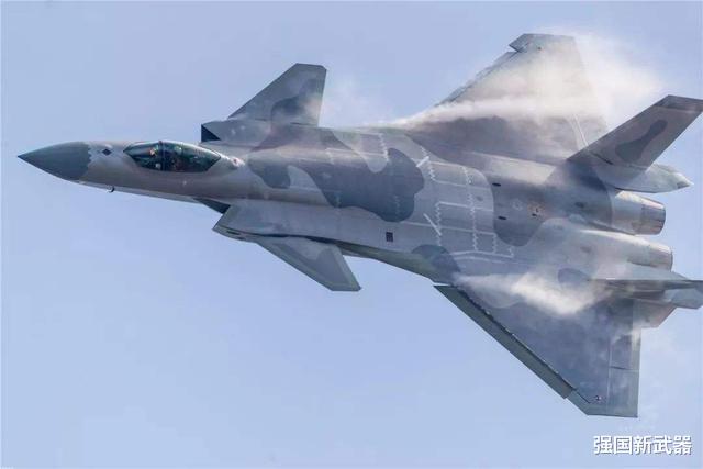 『歼-20』F-22没法比！曝光歼-20强大的一个秘密，修长机身才是“天才设计”