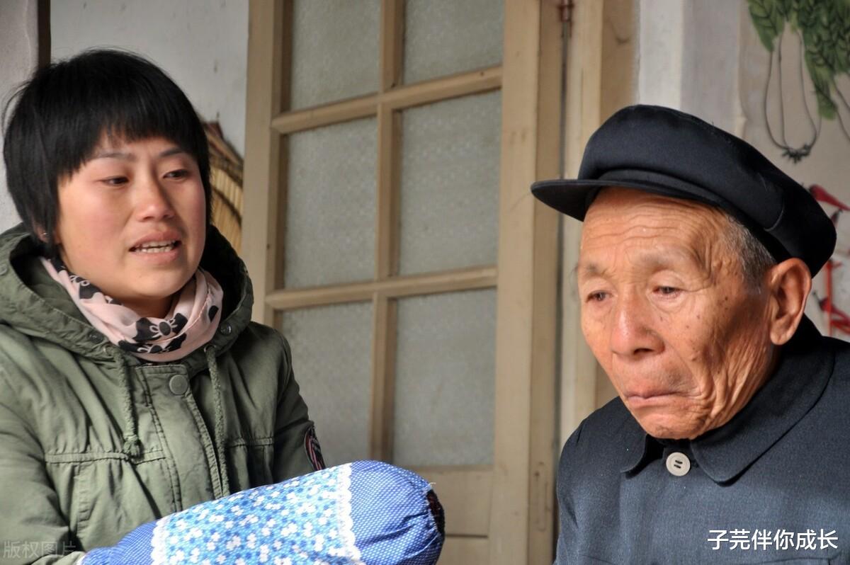 子芫伴你成长|父亲生病住院女儿给1.8万，儿媳给2千，得知真相方知儿媳孝顺