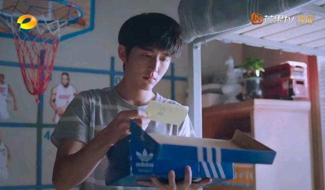 以家人之名|《以家人之名》全家福藏玄机，李海潮居然娶了她，三兄妹两喜一悲