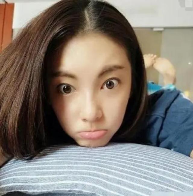 |带你看看张雨绮的家，客厅背景墙做成鞋柜，鞋子从地上排到天花板