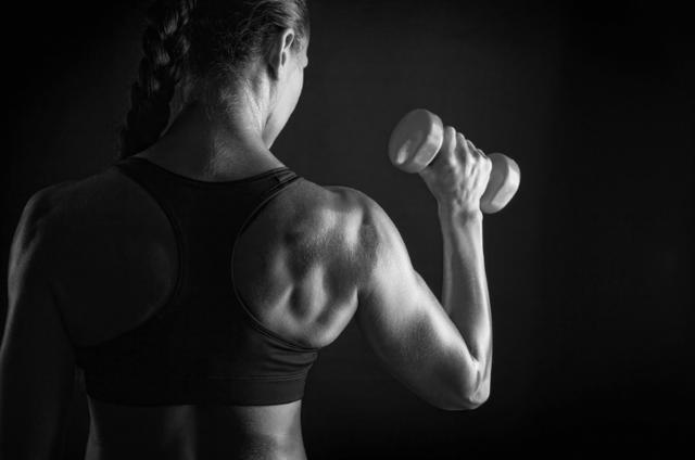 哑铃@练好单侧训练好处多多! 这些好处你知道吗?