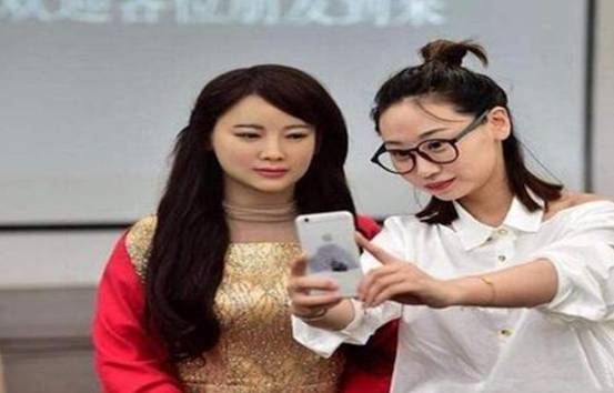 『』为什么女性机器人那么火爆?买家:除了不能生娃,其它的都可以做