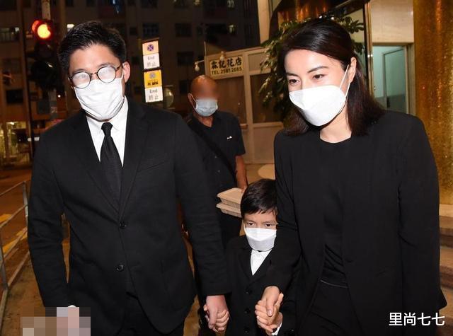 郭晶晶|郭晶晶亲妈随一家五口露面，头发花白很朴素，与婆婆朱玲玲差别大