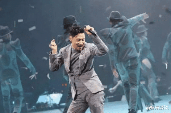 【张学友】张学友19岁女儿现身街头，长得亭亭玉立颜值超高，膝盖却溃烂严重