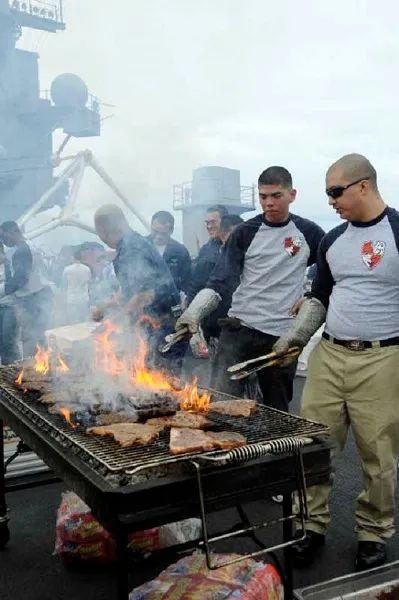 |美军航母上的生活有多休闲？钓鱼，烧烤，还能蹦迪看演唱会