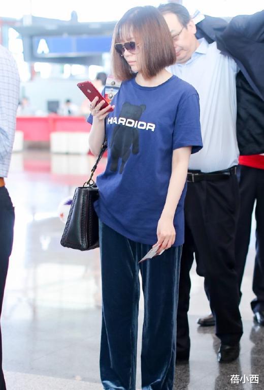 t恤■张靓颖剪了空气刘海+波波头，穿蓝色T恤配阔腿裤，私服超有巨星范