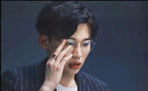 郭麒麟@刘奕君儿子首演反派，一个动作俘获人心，斯文败类气质超迷人