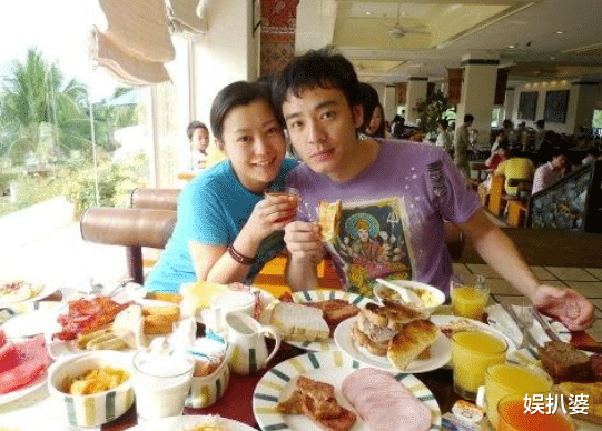 胡军|邓超38岁妻子与42岁前任比美，仅4岁之差，一个少女一个女王