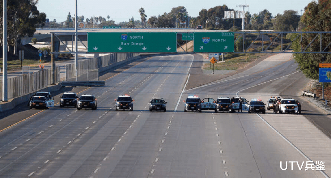 「建德」特朗普在边境建墙，墨西哥用汽车封路，禁止美国人踏进边境半步
