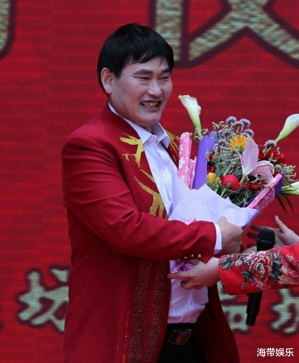 李晟|大衣哥儿子结婚,新娘颜值引热议,全家福两家父母差别大