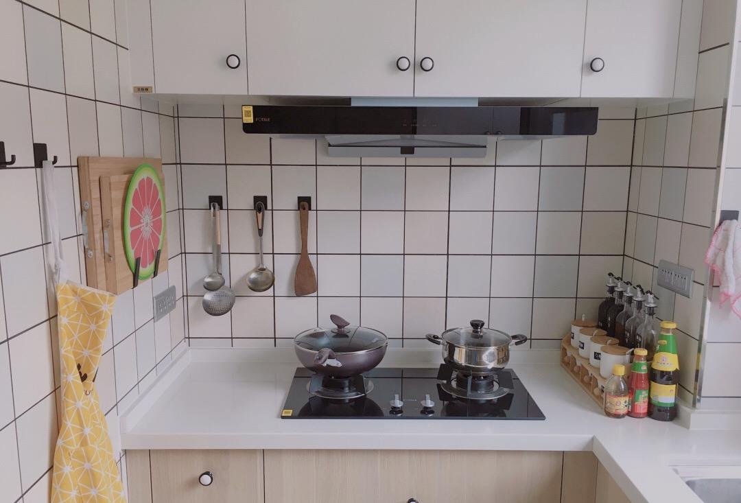 ##她家自己设计，石膏线条做背景墙，家具来源网购，完工后很漂亮！