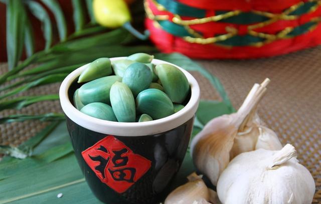 陈醋|腌腊八蒜，用陈醋还是用白醋？其实都不对，看完您就明白了