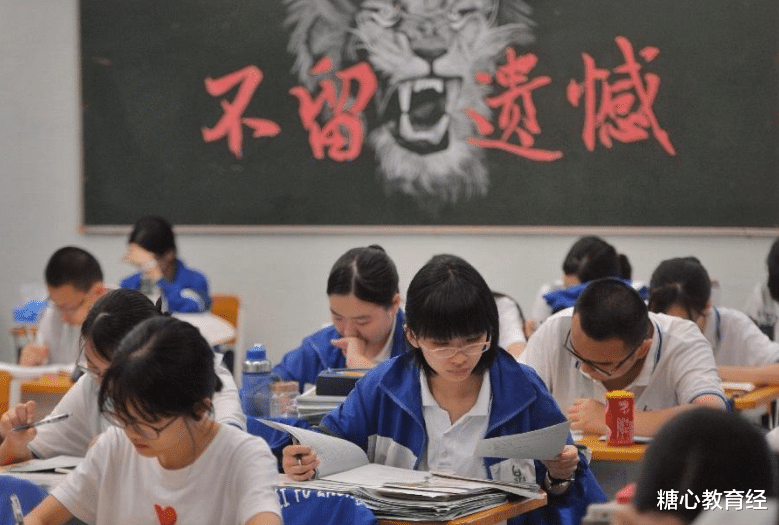 大学|高中生迎来2个“坏消息”，学生们喜忧参半，家长：上不起大学了
