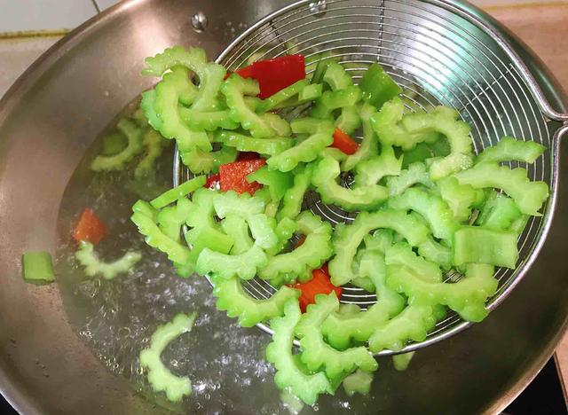 『香菇』入夏后，这菜我家一周吃3次，雷打不动，清肠刮油，小腹平坦了