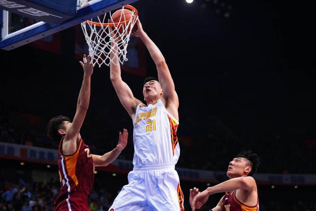 『扣篮』NBA都是单手扣篮,为什么CBA却都是双手扣篮,原因让人感到无奈