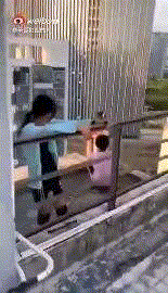 周冲的影像声色|唆使幼女玩“死亡游戏”，疯狂抢拍摄证据：承认孩子的恶很难吗？