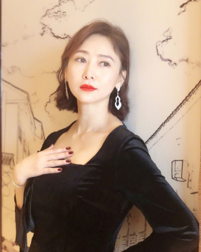 #连衣裙#翁虹真的不老女神，穿一条黑色的丝绒连衣裙减龄时髦，气质全开