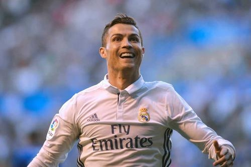 『C罗』球场上一边10个C罗,一边10个梅西,双方守门员一样,哪边会赢?