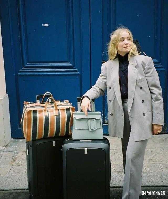 西装|何超琼穿西装太霸气，一身黑色西装配蛇皮包，不愧是赌王接班人