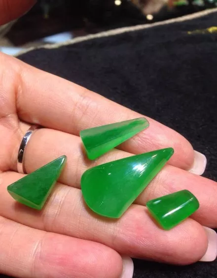 蜜蜡▲为讨好未来丈母娘，小伙花4万5买翡翠手镯， 鉴定后却只值300块！