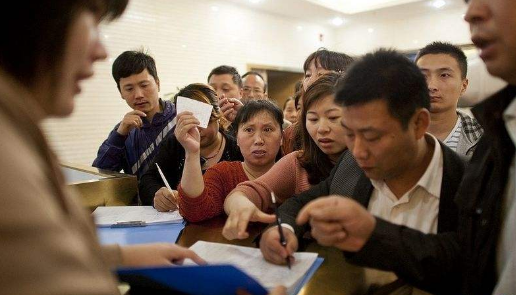 越南：怕中国人抢购停止出口，越南人惨遭打脸，看到这幕尴尬了