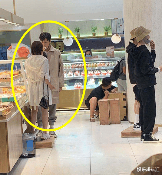 [李现]?李现客串《亲爱的挚爱的》，随随便便穿件地摊货，都比胡一天像男主