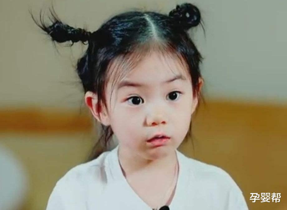 发型|为啥戚薇女儿Lucky总扎丸子头,放下头发后,网友知道了原因