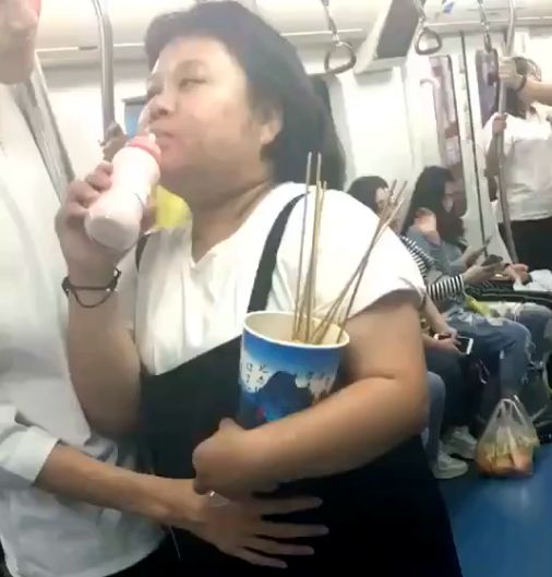 情侣坐地铁无视其他乘客，疯狂的秀恩爱，可男子表情让人不淡定了