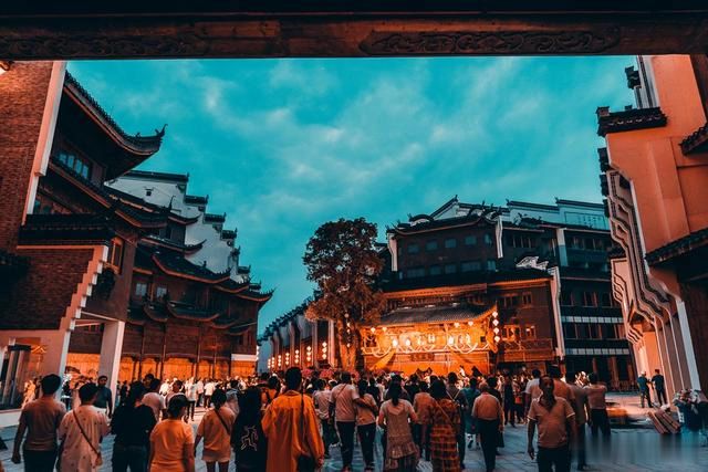 「古镇」投资50亿在太湖建人造古镇，黑夜美过白天，不要门票游客人山人海