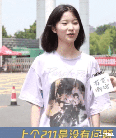 |今年高考第一个走出来的考生,还是语文课代表,看到颜值网友不淡定了!