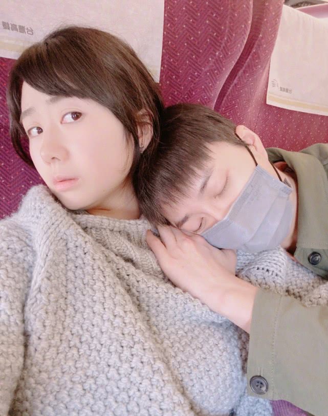 福原爱@福原爱老公晒一家四口公园踏青照,女儿戴口罩呆萌可爱,1岁弟弟会自己走路