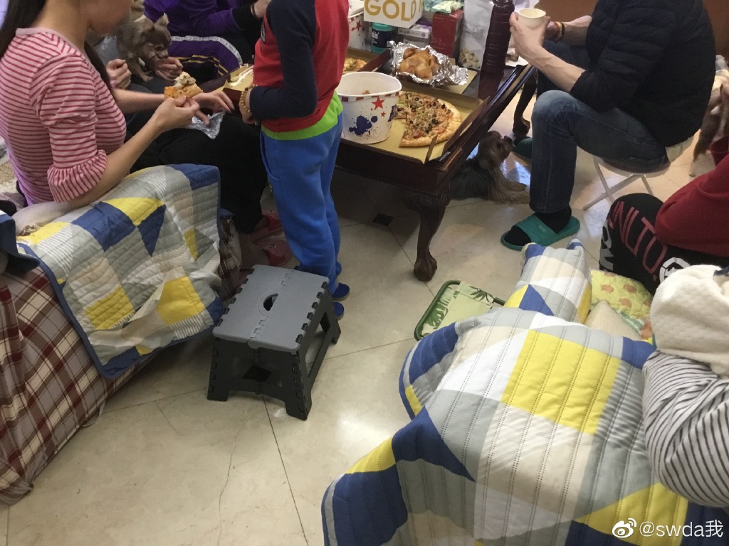 郭碧婷|郭碧婷爸爸晒女儿庆生现场照，意外曝光家中小客厅，向佐惊喜露面