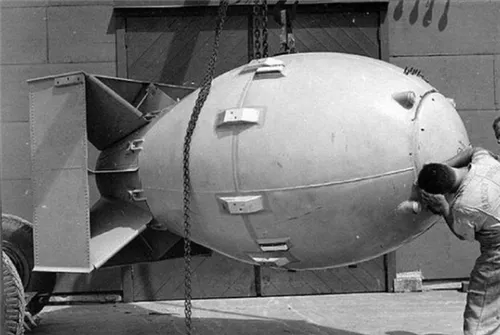 [氢弹]原子弹和氢弹哪个威力大？为何全球只有中国还有氢弹？只因一个人