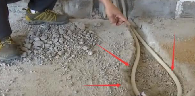 【】意外砸开地面，男子傻了眼：30平米的房间，地暖就这么点