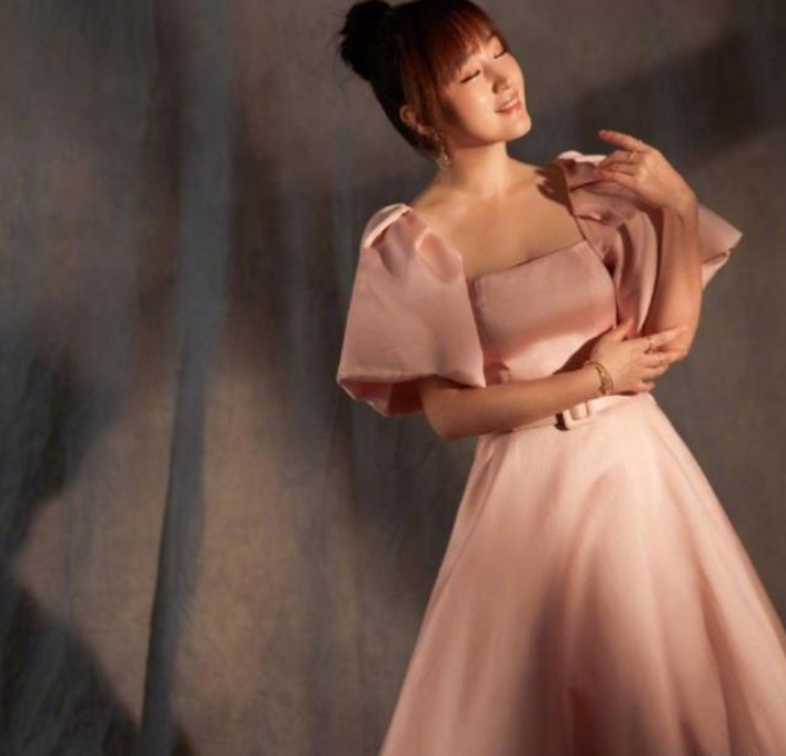 「粉色」48岁杨钰莹越来越少女，一身粉色公主裙和丸子头毫无违和感