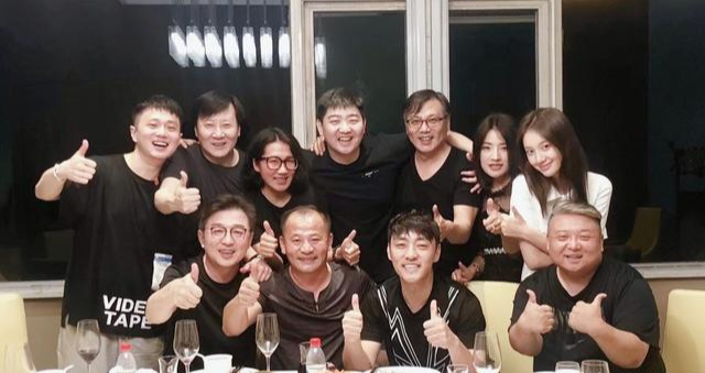 杀青：《清平乐》杀青聚会照：怀吉太靓，换上现代装张妼晗比徽柔还年轻