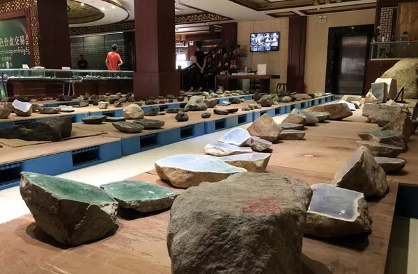 翡翠|瑞丽的翡翠为什么便宜？去瑞丽买翡翠，到底好不好？