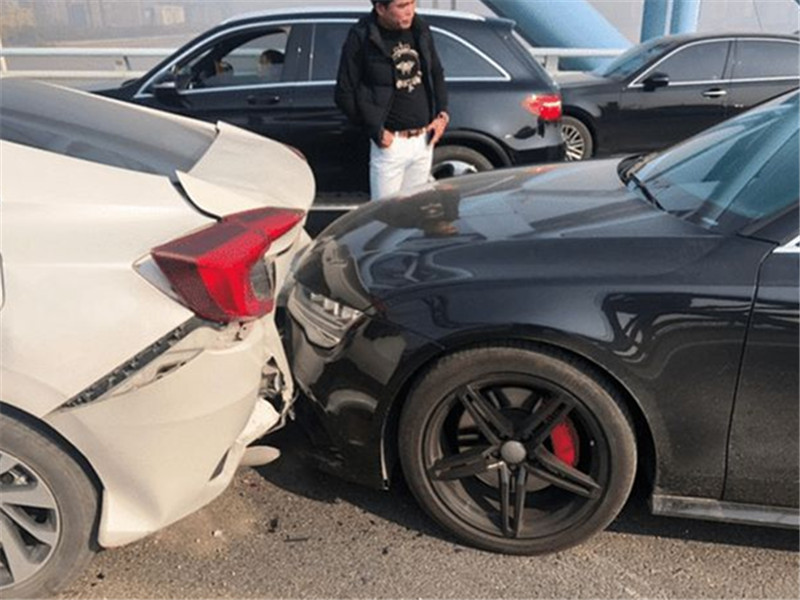 奥迪A7|奥迪A7撞上本田思域，车损车距过大，路人：不愧是“纸糊车”！