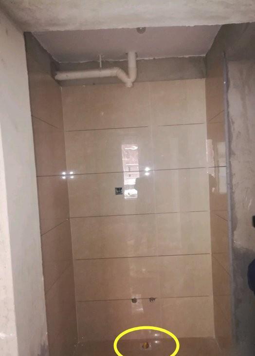 「结婚」瓦工大意了，洗漱盆下水管装了地漏不能移，以后排水往外溢咋办？