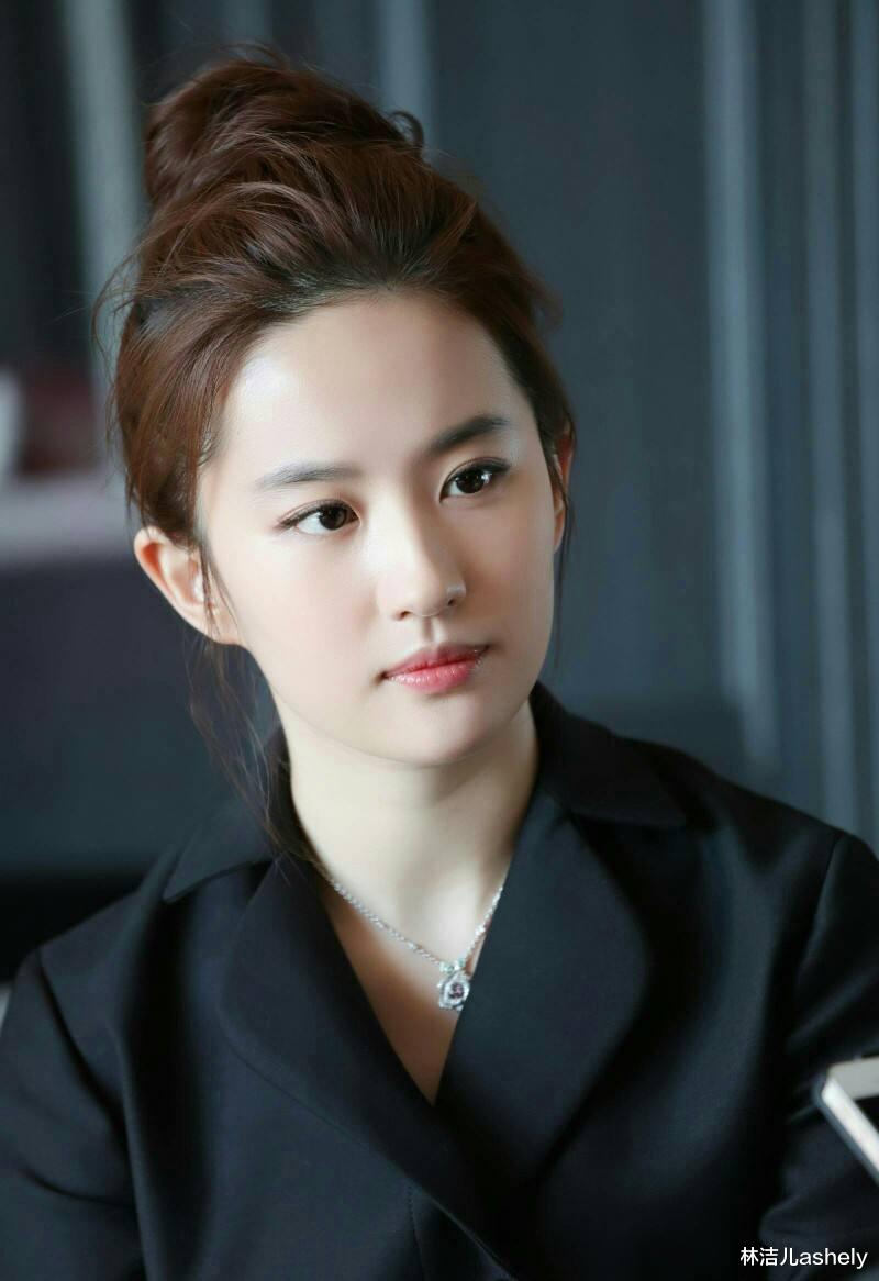 发型|Lisa没有刘海像变了一个人？辛芷蕾袁姗姗换发型更是堪比整容