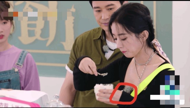 赵丽颖|赵丽颖《中餐厅》进食一边吃一边吐，卫生习惯遭嘲讽：太恶心了