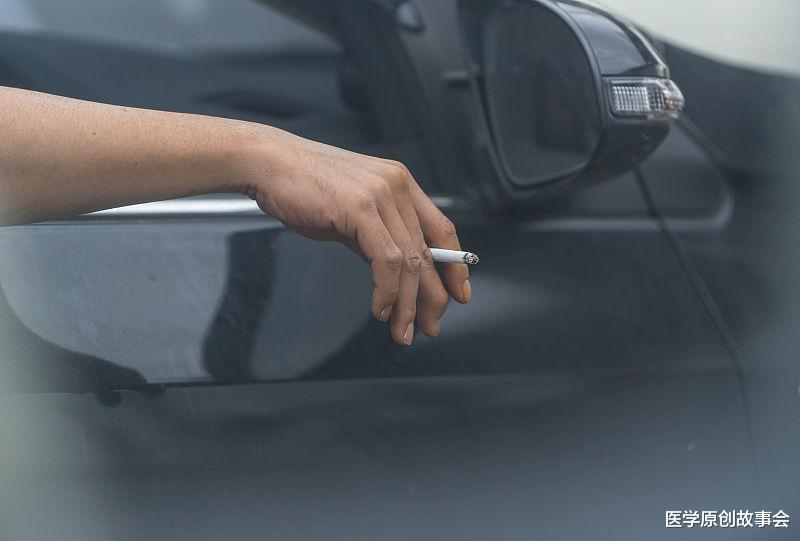 熬夜|寿命短的男人，吸烟时有四个共同点，若你四个都有，提示该体检了