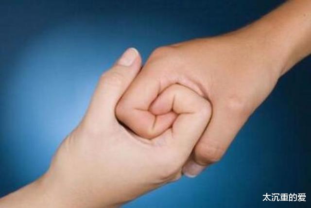 买房我回娘家借钱，妈偷偷给我一袋烂棉花，回家打开后我哭了