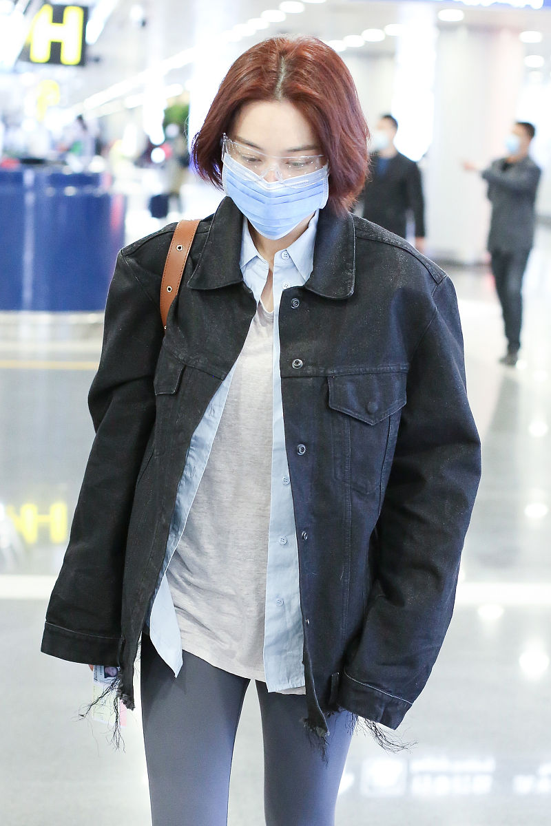 张馨予：张馨予染90元新发色走机场，玩叠穿时髦俏丽，穿“无痕裤”显腿长