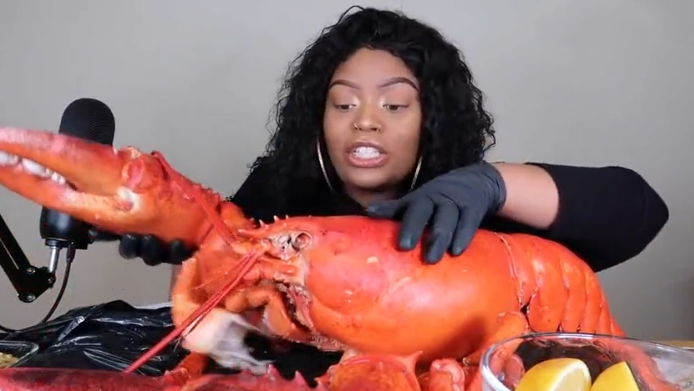 [虾尾]大胃王挑战60斤“龙虾”，取出虾尾后穿帮了，网友：别再装了！