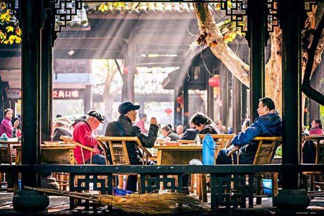 酒吧■中国酒吧最多密度最高的城市，以美景美食美女而闻名，越夜越美丽