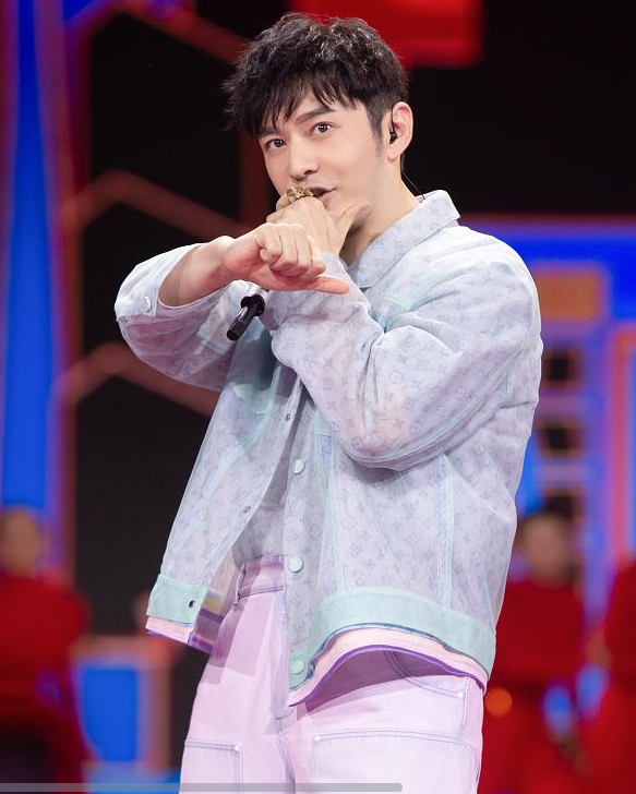 外套@有种“整容”叫黄晓明放下刘海，穿蓝外套配紫长裤，年轻不止20岁