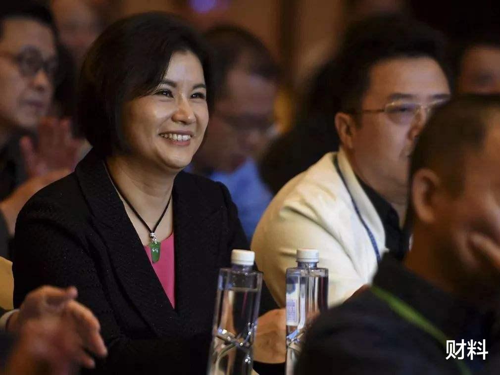 财料|先嫁自己老板，后嫁自己司机，打工妹靠“一块玻璃”赚680亿